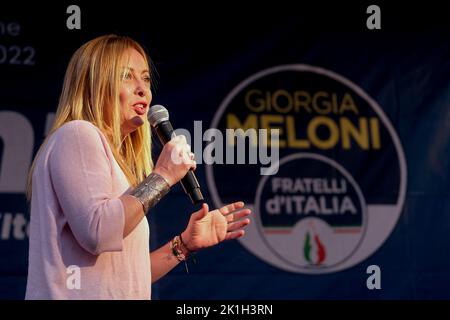 La secrétaire Giorgia Meloni parle lors d'une tournée de réunion électorale du parti Fratelli d'italia vers le vote du 25 septembre. Banque D'Images