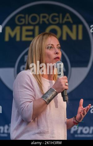 La secrétaire Giorgia Meloni parle lors d'une tournée de réunion électorale du parti Fratelli d'italia vers le vote du 25 septembre. Banque D'Images