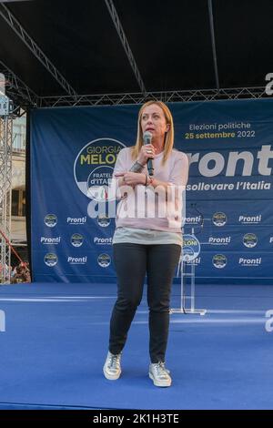 La secrétaire Giorgia Meloni parle lors d'une tournée de réunion électorale du parti Fratelli d'italia vers le vote du 25 septembre. Banque D'Images