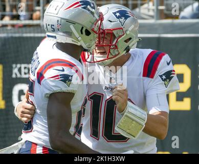 Le quarterback des Patriots de la Nouvelle-Angleterre Mac Jones (10) célèbre le deuxième trimestre de toucher avec le grand receveur des Patriots de la Nouvelle-Angleterre Nelson Agholor (15) au stade d'Acrisure le dimanche, 18 septembre 2022 à Pittsburgh photo par Archie Carpenter/UPI Banque D'Images