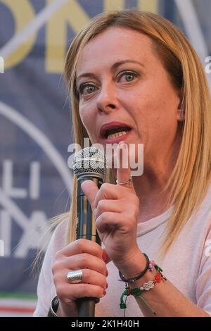 La secrétaire Giorgia Meloni parle lors d'une tournée de réunion électorale du parti Fratelli d'italia vers le vote du 25 septembre. Banque D'Images