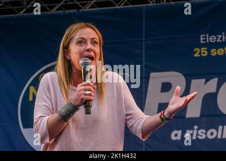 La secrétaire Giorgia Meloni parle lors d'une tournée de réunion électorale du parti Fratelli d'italia vers le vote du 25 septembre. Banque D'Images