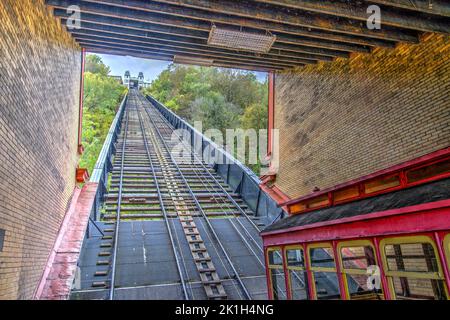 Téléphérique et rails de l'historique Duquesne Incline menant de la gare inférieure sur les hauteurs de Washington à Pittsburgh, Pennsylvanie. Banque D'Images