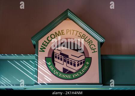 Panneau d'entrée pour la gare supérieure de l'historique Duquesne Incline sur Washington Heights à Pittsburgh, Pennsylvanie. Banque D'Images