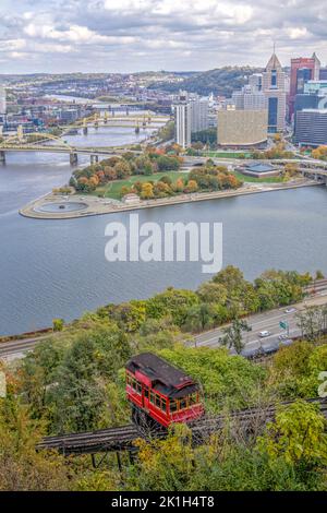 Téléphérique de l'Incline historique de Duquesne en montant sur les hauteurs de Washington surplombant le triangle des trois rivières de Pittsburgh, Pennsylvanie. Banque D'Images