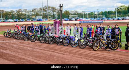 Les coureurs observent le silence de la minute pour HM Queen Elizabeth II lors de la finale du circuit de course britannique Sports Insure, au National Speedway Stadium, à Manchester, le dimanche 18th septembre 2022. (Credit: Ian Charles | MI News ) Credit: MI News & Sport /Alay Live News Banque D'Images