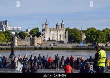 Les amateurs de tourniers passent devant la Tour de Londres alors qu'ils continuent de faire la queue près de Tower Bridge le dernier jour de l'état-couché de la Reine à Westminster Hall. Les funérailles d'État de la Reine ont lieu le 19th septembre. Banque D'Images