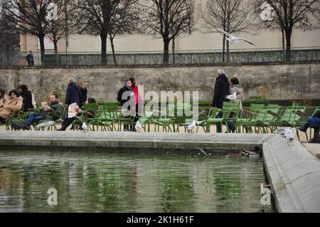Un bassin octogonal avec beaucoup de visiteurs au jardin des Tuileries à Paris, France Banque D'Images