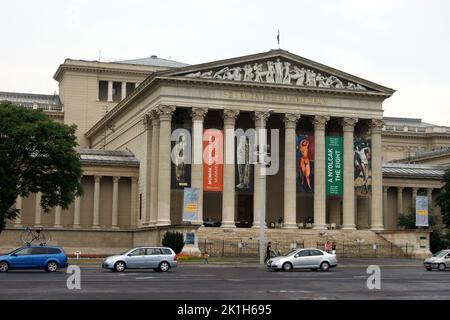 Musée des Beaux-Arts, construit dans un style éclectique-néoclassique, entre 1900 et 1906, portique d'entrée principale, face à la place des héros, Budapest, Hongrie Banque D'Images