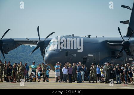 193rd les aviateurs de l'escadre des opérations spéciales et leurs familles se réunissent pour observer un aéronef EC-130J Commando Solo atterrit à Middletown, en Pennsylvanie, le 17 septembre 2022. Des aviateurs de l'ÉT 193rd ont mis fin à un chapitre de 54 ans de l'histoire de l'unité, l'un des trois avions Commando Solo EC-130J ayant livré sa diffusion finale lors de l'événement Community Days Air Show. (É.-U. Air National Guard photo par Senior Airman Echo Rogers) Banque D'Images