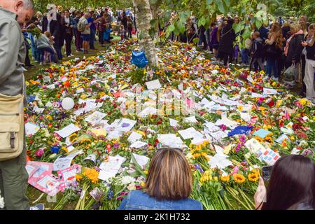 Londres, Royaume-Uni. 18th septembre 2022. Un nouveau jardin d'hommages floral pour la reine Elizabeth II a été ouvert à Hyde Park, alors que Green Park atteint sa capacité maximale. Des milliers de personnes ont visité les deux parcs pour rendre hommage à la veille des funérailles d'État de la Reine. Credit: Vuk Valcic/Alamy Live News Banque D'Images