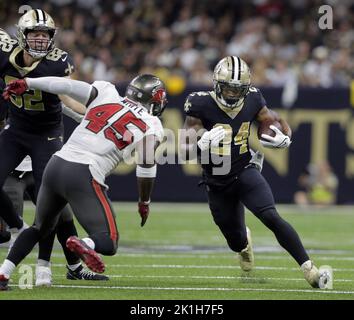 Les New Orleans Saints qui remontent Dwayne Washington (24) portent le ballon contre les Buccaneers de la baie de Tampa au Caesars Superdome de la Nouvelle-Orléans vendredi, 18 septembre 2022. Photo de AJ Sisco/UPI. Banque D'Images