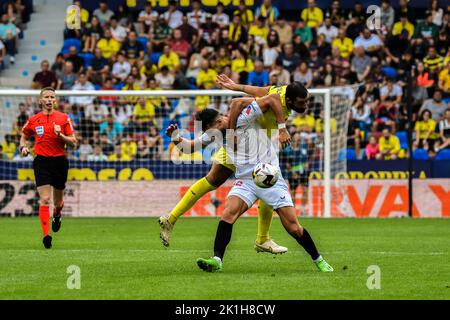 Valence, Espagne. 18th septembre 2022. VALENCE, ESPAGNE - SEPTEMBRE 18: Raul Albiol de Villarreal CF batailles pour le ballon avec Rafa Mir de Séville CF pendant le match entre Villarreal CF et Sevilla CF de la Liga Santander sur 18 septembre 2022 à Ciutat de Valence, Espagne. (Photo de Samuel Carreño/ PxImages) crédit: PX Images/Alamy Live News Banque D'Images