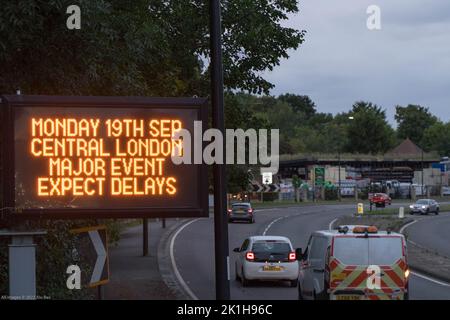 Londres, Royaume-Uni, 18th septembre 2022. Le panneau d'avertissement de circulation a été exposé à travers Londres en préparation de la route funéraire de la reine de demain, du centre de Londres à la chapelle St George. Au château de Windsor. La reine Elizabeth II meurt paisiblement, à l'âge de 96 ans après 70 ans sur le trône, à Balmoral, le 8th septembre 2022. Credit: Xiu Bao/Alamy Live News Banque D'Images