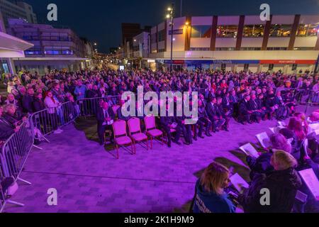 Southend on Sea, Royaume-Uni. 18th septembre 2022. Les résidents se réunissent au Victoria Plaza pour un moment national de réflexion en l'honneur de la reine Elizabeth II, décédée le 8th septembre 2022. Le service est dirigé par l’aumônier du maire, le Père Clive Hillman. Le maire de Southend, Cllr Kevin Robinson, est également présent. Penelope Barritt/Alamy Live News Banque D'Images