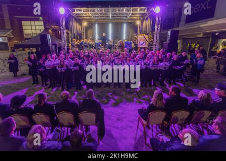 Southend on Sea, Royaume-Uni. 18th septembre 2022. Les résidents se réunissent au Victoria Plaza pour un moment national de réflexion en l'honneur de la reine Elizabeth II, décédée le 8th septembre 2022. Le service est dirigé par l’aumônier du maire, le Père Clive Hillman. Le maire de Southend, Cllr Kevin Robinson, est également présent. Penelope Barritt/Alamy Live News Banque D'Images