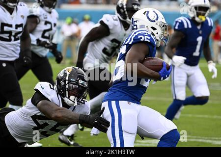 Jacksonville, États-Unis. 18th septembre 2022. Les Colts qui ont fait la course de retour Deon Jackson sont attaqués après avoir fait la course au yardage au deuxième trimestre alors que les Colts prennent les Jaguars dans l'ouverture de la saison 2022 au TIAA Bank Field de Jacksonville, en Floride, le dimanche, 18 septembre 2022. Les Jaguars ont battu les Colts 24 - 0. Photo de Joe Marino/UPI crédit: UPI/Alay Live News Banque D'Images