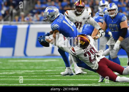 Detroit, États-Unis. 18th septembre 2022. DETROIT, MICHIGAN - 18 SEPTEMBRE : Washington Commanders CB Kendall Fuller (29) est en mesure de faire sortir le ballon des mains du receveur général des Lions de Detroit Amon-Ra St. Brown (14) dans le jeu entre les commandants de Washington et les Lions de Detroit sur 18 septembre 2022 à Ford Field à Detroit, MI (photo d'Allan Dranberg/CSM) Credit: CAL Sport Media/Alamy Live News Banque D'Images