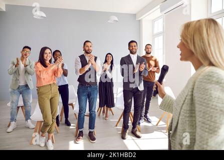 Un public très satisfait et diversifié qui donne à l'orateur une voix Ovation pour une bonne conférence professionnelle Banque D'Images