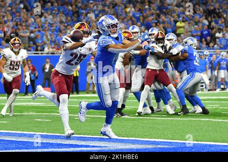 Detroit, États-Unis. 18th septembre 2022. DETROIT, MI - SEPTEMBRE 18 : le receveur de l'ensemble des Lions de Detroit Amon-Ra St. Brown (14) n'est pas en mesure d'introduire une passe de touchdown dans le jeu entre les commandants de Washington et les Lions de Detroit sur 18 septembre 2022 à Ford Field à Detroit, MI (photo d'Allan Dranberg/CSM) crédit : CAL Sport Media/Alay Live News Banque D'Images