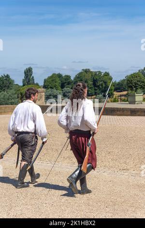 Des débardeurs dans la Grande Cour, Palais de Blenheim, Woodstock, Oxfordshire, Angleterre, Royaume-Uni Banque D'Images