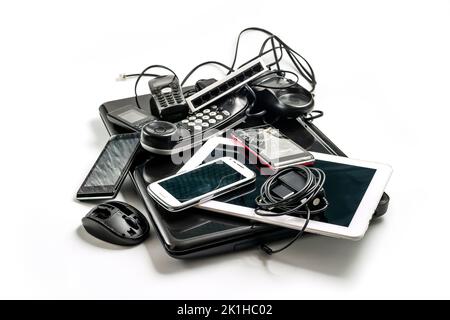 Déchets électroniques prêts à être recyclés, isolés sur fond blanc. Pile de déchets électroniques mixtes, pièces informatiques anciennes cassées, ordinateurs portables, téléphones portables Banque D'Images