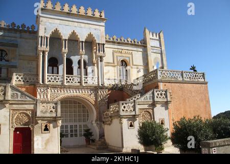 Vue extérieure du Palazzo Sticchi datant du 19th siècle à Santa Cesarea terme, en Italie Banque D'Images