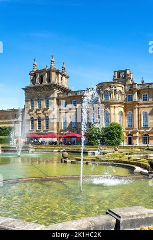 Vue sur le palais depuis les jardins aquatiques, Blenheim Palace, Woodstock, Oxfordshire, Angleterre, Royaume-Uni Banque D'Images