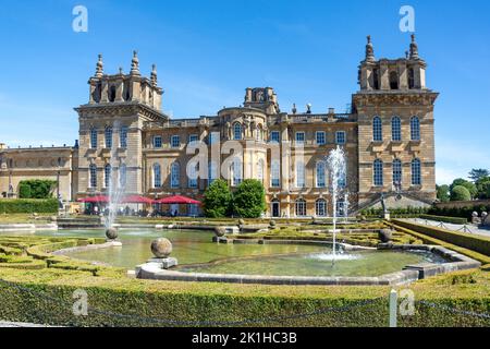 Vue sur le palais depuis les jardins aquatiques, Blenheim Palace, Woodstock, Oxfordshire, Angleterre, Royaume-Uni Banque D'Images