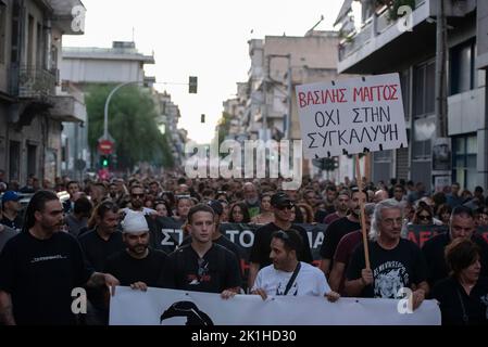 Athènes, Grèce. 18th septembre 2022. LE père DE YIANNIS MAGKOS(R) de Vasilis qui a été tué par la police tient un écriteau en lecture, ''pas de couverture dans l'affaire Vasilis Magkos). Des milliers de personnes sont descendues dans les rues à la mémoire de Pavlos Fyssas, le rappeur de 34 ans qui a été poignardé à mort sur 18 septembre 2013 par un membre du parti néo-nazi grec Aube dorée, dirigé par le tribunal en octobre 2020, il dirigeait une organisation criminelle. Crédit : ZUMA Press, Inc./Alay Live News Banque D'Images