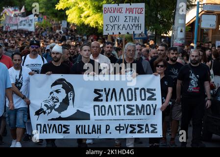 Athènes, Grèce. 18th septembre 2022. LE père DE YIANNIS MAGKOS de Vasilis qui a été tué par la police tient un écriteau en lecture, ''pas de couverture dans l'affaire Vasilis Magkos). Des milliers de personnes sont descendues dans les rues à la mémoire de Pavlos Fyssas, le rappeur de 34 ans qui a été poignardé à mort sur 18 septembre 2013 par un membre du parti néo-nazi grec Aube dorée, dirigé par le tribunal en octobre 2020, il dirigeait une organisation criminelle. Crédit : ZUMA Press, Inc./Alay Live News Banque D'Images