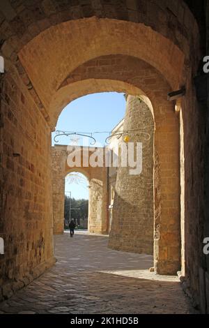 Otranto, Italie. L'imposante Porta Terra, porte d'accès principale à la ville depuis la mer pendant les temps anciens, et Largo Porta Alfonsina (devant). Banque D'Images