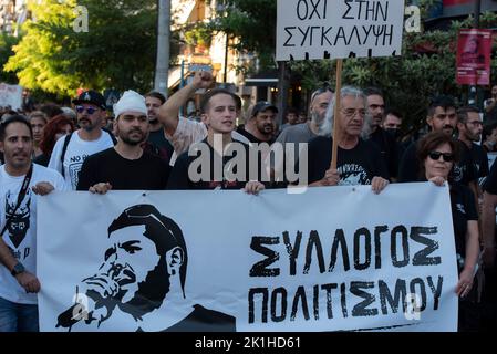 Athènes, Grèce. 18th septembre 2022. Les manifestants marchent dans les quartiers de Keratsini et Nikaia criant des slogans contre le fascisme. Des milliers de personnes sont descendues dans les rues à la mémoire de Pavlos Fyssas, le rappeur de 34 ans qui a été poignardé à mort sur 18 septembre 2013 par un membre du parti néo-nazi grec Aube dorée, dirigé par le tribunal en octobre 2020, il dirigeait une organisation criminelle. Crédit : ZUMA Press, Inc./Alay Live News Banque D'Images