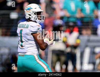 Baltimore, États-Unis. 18th septembre 2022. Le quarterback des Dolphins de Miami Tua Tagovailoa (1) jette un terrain de descente contre les Ravens de Baltimore pendant la première moitié d'un match de la NFL au stade M&T Bank de Baltimore, Maryland, le dimanche, 18 septembre 2022. Photo de David Tulis/UPI crédit: UPI/Alay Live News Banque D'Images