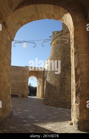 Otranto, Italie. L'imposante Porta Terra, porte d'accès principale à la ville depuis la mer pendant les temps anciens, et Largo Porta Alfonsina (devant). Banque D'Images