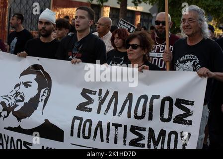 Athènes, Grèce. 18th septembre 2022. Les manifestants marchent dans les quartiers de Keratsini et Nikaia criant des slogans contre le fascisme. Des milliers de personnes sont descendues dans les rues à la mémoire de Pavlos Fyssas, le rappeur de 34 ans qui a été poignardé à mort sur 18 septembre 2013 par un membre du parti néo-nazi grec Aube dorée, dirigé par le tribunal en octobre 2020, il dirigeait une organisation criminelle. Crédit : ZUMA Press, Inc./Alay Live News Banque D'Images