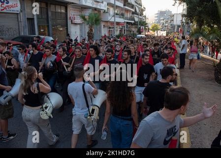 Athènes, Grèce. 18th septembre 2022. Les manifestants marchent dans les quartiers de Keratsini et Nikaia criant des slogans contre le fascisme. Des milliers de personnes sont descendues dans les rues à la mémoire de Pavlos Fyssas, le rappeur de 34 ans qui a été poignardé à mort sur 18 septembre 2013 par un membre du parti néo-nazi grec Aube dorée, dirigé par le tribunal en octobre 2020, il dirigeait une organisation criminelle. Crédit : ZUMA Press, Inc./Alay Live News Banque D'Images