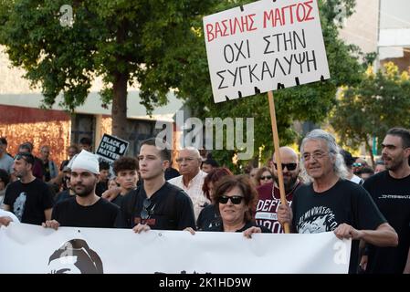 Athènes, Grèce. 18th septembre 2022. LE père DE YIANNIS MAGKOS(R) de Vasilis qui a été tué par la police tient un écriteau en lecture, ''pas de couverture dans l'affaire Vasilis Magkos). Des milliers de personnes sont descendues dans les rues à la mémoire de Pavlos Fyssas, le rappeur de 34 ans qui a été poignardé à mort sur 18 septembre 2013 par un membre du parti néo-nazi grec Aube dorée, dirigé par le tribunal en octobre 2020, il dirigeait une organisation criminelle. Crédit : ZUMA Press, Inc./Alay Live News Banque D'Images