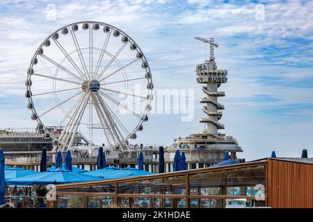 Une belle photo de la grande roue et du Piertoren sur la jetée de Scheveningen aux pays-Bas Banque D'Images