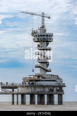 Un gros plan vertical de la tour de saut à l'élastique le Piertoren sur le Scheveningen au-dessus de l'océan Banque D'Images