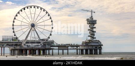 Une belle photo de la grande roue et du Piertoren sur la jetée de Scheveningen aux pays-Bas Banque D'Images