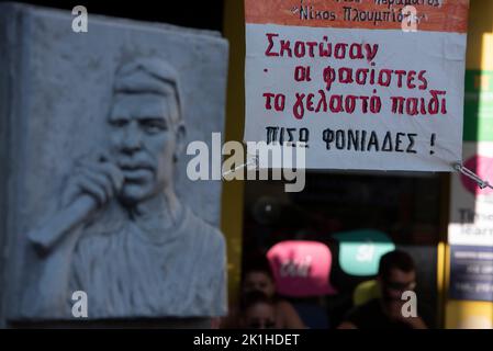 Athènes, Grèce. 18th septembre 2022. Une bannière lit ''les fascistes ont tué le jeune sourire''. Des milliers de personnes sont descendues dans les rues à la mémoire de Pavlos Fyssas, le rappeur de 34 ans qui a été poignardé à mort sur 18 septembre 2013 par un membre du parti néo-nazi grec Aube dorée, dirigé par le tribunal en octobre 2020, il dirigeait une organisation criminelle. Crédit : ZUMA Press, Inc./Alay Live News Banque D'Images