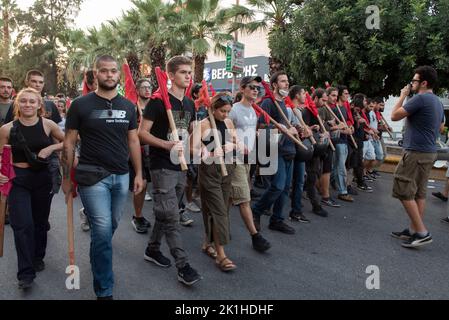 Athènes, Grèce. 18th septembre 2022. Les manifestants marchent dans les quartiers de Keratsini et Nikaia criant des slogans contre le fascisme. Des milliers de personnes sont descendues dans les rues à la mémoire de Pavlos Fyssas, le rappeur de 34 ans qui a été poignardé à mort sur 18 septembre 2013 par un membre du parti néo-nazi grec Aube dorée, dirigé par le tribunal en octobre 2020, il dirigeait une organisation criminelle. Crédit : ZUMA Press, Inc./Alay Live News Banque D'Images