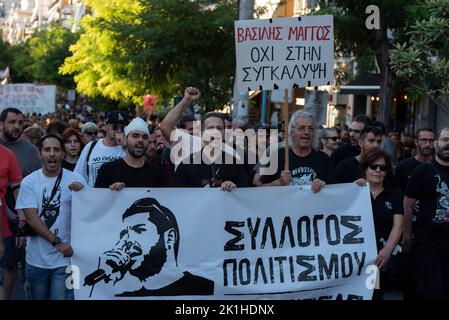 Athènes, Grèce. 18th septembre 2022. LE père DE YIANNIS MAGKOS de Vasilis qui a été tué par la police tient un écriteau en lecture, ''pas de couverture dans l'affaire Vasilis Magkos). Des milliers de personnes sont descendues dans les rues à la mémoire de Pavlos Fyssas, le rappeur de 34 ans qui a été poignardé à mort sur 18 septembre 2013 par un membre du parti néo-nazi grec Aube dorée, dirigé par le tribunal en octobre 2020, il dirigeait une organisation criminelle. Crédit : ZUMA Press, Inc./Alay Live News Banque D'Images