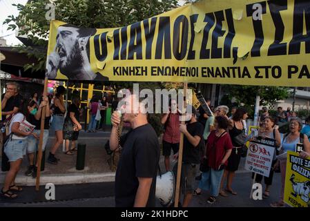 Athènes, Grèce. 18th septembre 2022. Les manifestants marchent dans les quartiers de Keratsini et Nikaia criant des slogans contre le fascisme. Des milliers de personnes sont descendues dans les rues à la mémoire de Pavlos Fyssas, le rappeur de 34 ans qui a été poignardé à mort sur 18 septembre 2013 par un membre du parti néo-nazi grec Aube dorée, dirigé par le tribunal en octobre 2020, il dirigeait une organisation criminelle. Crédit : ZUMA Press, Inc./Alay Live News Banque D'Images