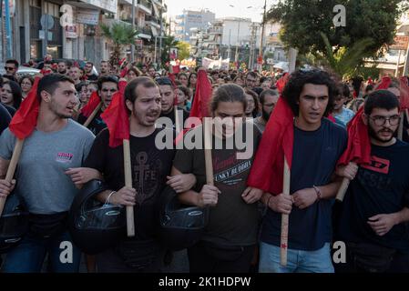 Athènes, Grèce. 18th septembre 2022. Les manifestants marchent dans les quartiers de Keratsini et Nikaia criant des slogans contre le fascisme. Des milliers de personnes sont descendues dans les rues à la mémoire de Pavlos Fyssas, le rappeur de 34 ans qui a été poignardé à mort sur 18 septembre 2013 par un membre du parti néo-nazi grec Aube dorée, dirigé par le tribunal en octobre 2020, il dirigeait une organisation criminelle. Crédit : ZUMA Press, Inc./Alay Live News Banque D'Images