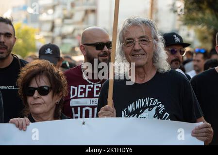 Athènes, Grèce. 18th septembre 2022. Mère de Pavlos, MAGDA FYSSA(L), et père de Vasilis tué par la police, YIANNIS MAGKOS(R) tient la bannière menant une marche de plus de dix mille personnes. Des milliers de personnes sont descendues dans les rues à la mémoire de Pavlos Fyssas, le rappeur de 34 ans qui a été poignardé à mort sur 18 septembre 2013 par un membre du parti néo-nazi grec Aube dorée, dirigé par le tribunal en octobre 2020, il dirigeait une organisation criminelle. Crédit : ZUMA Press, Inc./Alay Live News Banque D'Images