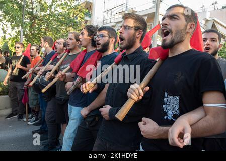 Athènes, Grèce. 18th septembre 2022. Les manifestants marchent dans les quartiers de Keratsini et Nikaia criant des slogans contre le fascisme. Des milliers de personnes sont descendues dans les rues à la mémoire de Pavlos Fyssas, le rappeur de 34 ans qui a été poignardé à mort sur 18 septembre 2013 par un membre du parti néo-nazi grec Aube dorée, dirigé par le tribunal en octobre 2020, il dirigeait une organisation criminelle. Crédit : ZUMA Press, Inc./Alay Live News Banque D'Images