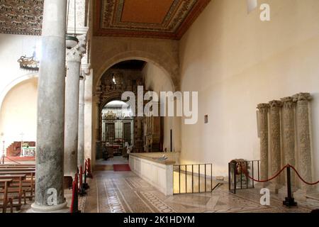 Intérieur de la cathédrale du 11th siècle à Otranto, Italie. L'île de droite, avec la chapelle des martyrs à l'arrière. Banque D'Images