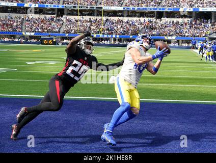 Inglewood, États-Unis. 18th septembre 2022. Cooper Kupp (R), receveur de Los Angeles Rams, capture un col de touchdown de trois yards devant le connerback d'Atlanta des Falcons, Casey Hayward Jr, au cours du deuxième trimestre d'action au stade SOFI d'Inglewood, en Californie, dimanche, 18 septembre 2022. Les Rams sont en tête à la mi-temps 21-3. Photo de Jon SooHoo/UPI crédit: UPI/Alay Live News Banque D'Images